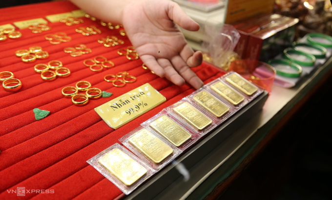 Người dân mua vàng tại một cửa hàng tại Bình Thạnh (TP HCM). Ảnh: Đình Văn